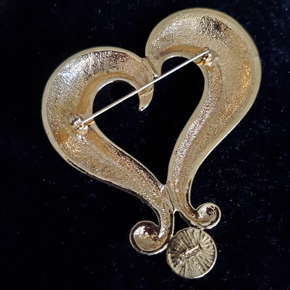 Vintage '80s Avon goldtone heart shaped brooch with faux pearl